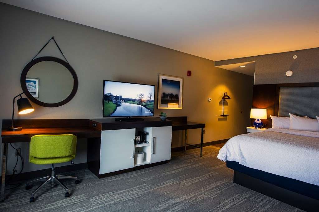 Hampton Inn & Suites Foxborough/Mansfield | 2 Foxborough Blvd, Foxborough, MA 02035, USA | Phone: (508) 623-2555