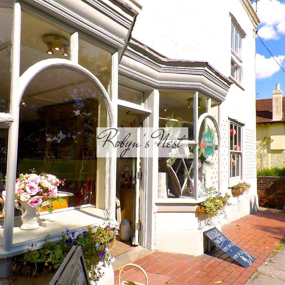 Robyns Nest | 44 The Green, Writtle, Chelmsford CM1 3DU, UK | Phone: 01245 421127