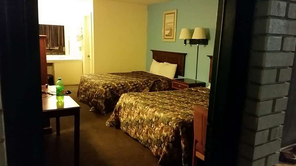 Budget Inn Caravan Motel | 1705 MO-291, Harrisonville, MO 64701, USA | Phone: (816) 884-4100