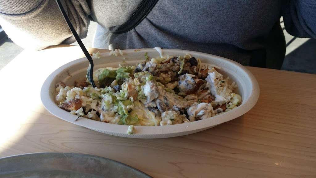 Chipotle Mexican Grill | 4323 NE Chouteau Trafficway, Kansas City, MO 64117, USA | Phone: (816) 459-9892