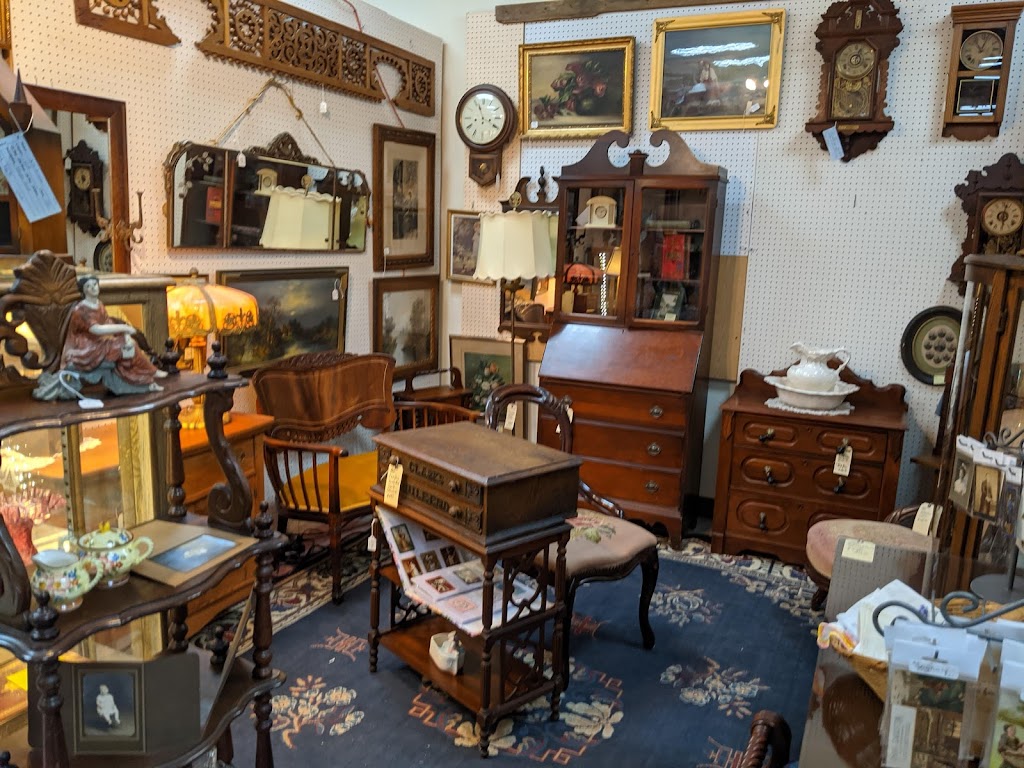 Waukesha Antique Mall | 1427 E Racine Ave, Waukesha, WI 53186, USA | Phone: (262) 524-0600