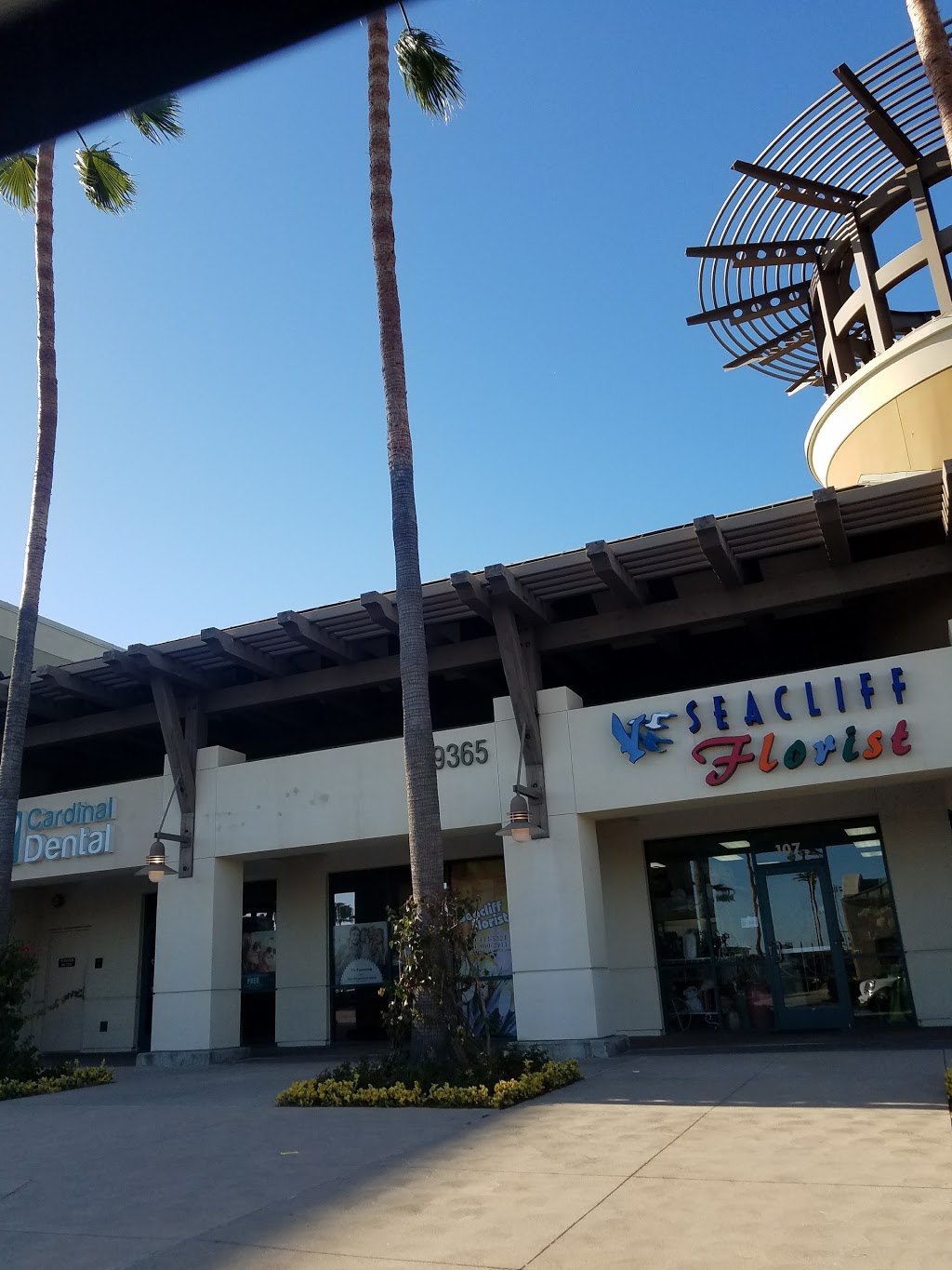 Seacliff Village Shopping Center | Yorktown St &, Main St, Huntington Beach, CA 92648, USA | Phone: (714) 259-9090