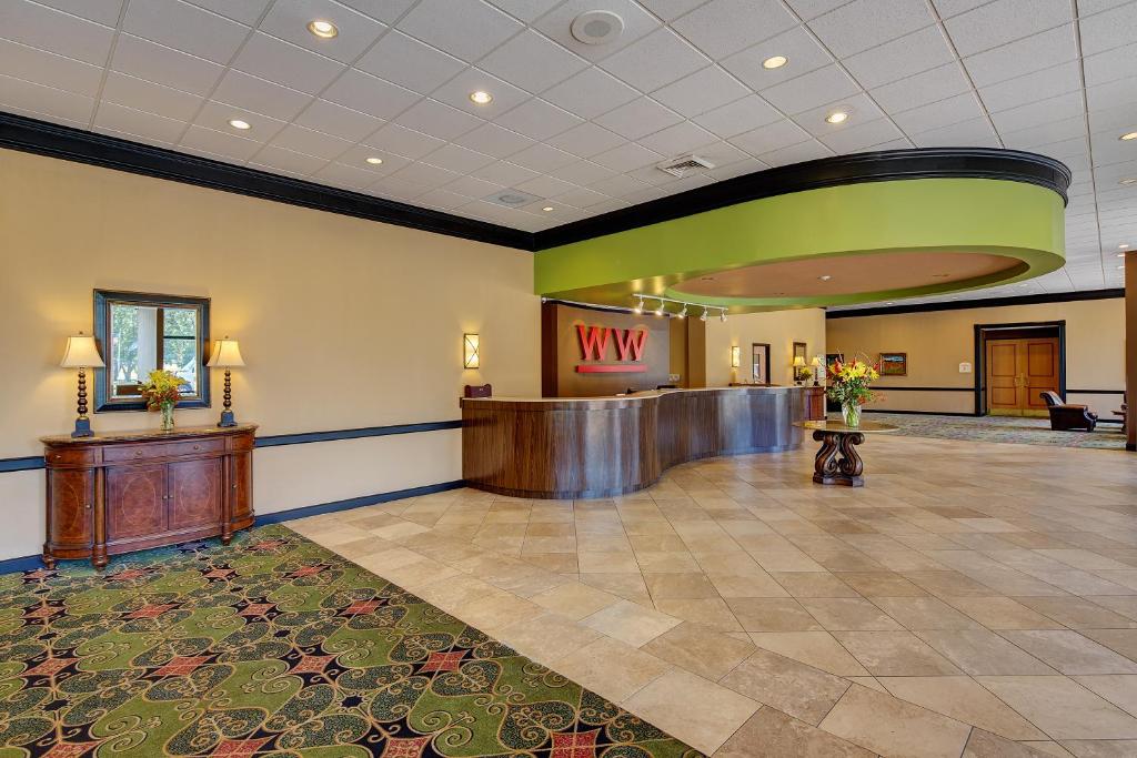 Whispering Woods Hotel and Conference Center Olive Branch - Memphis | 7300 Hacks Cross Rd, Olive Branch, MS 38654, USA | Phone: (662) 895-2941