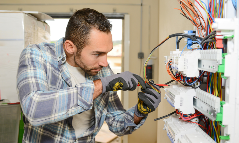 Electrician Pros Modesto | 817 Westwood Ave, Modesto, CA 95350, USA | Phone: (209) 553-3860