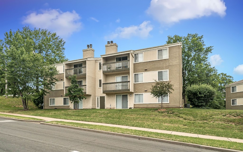 Waterford West Apartments | 1040 Huntington Hill Dr, Ballwin, MO 63021, USA | Phone: (636) 875-7968