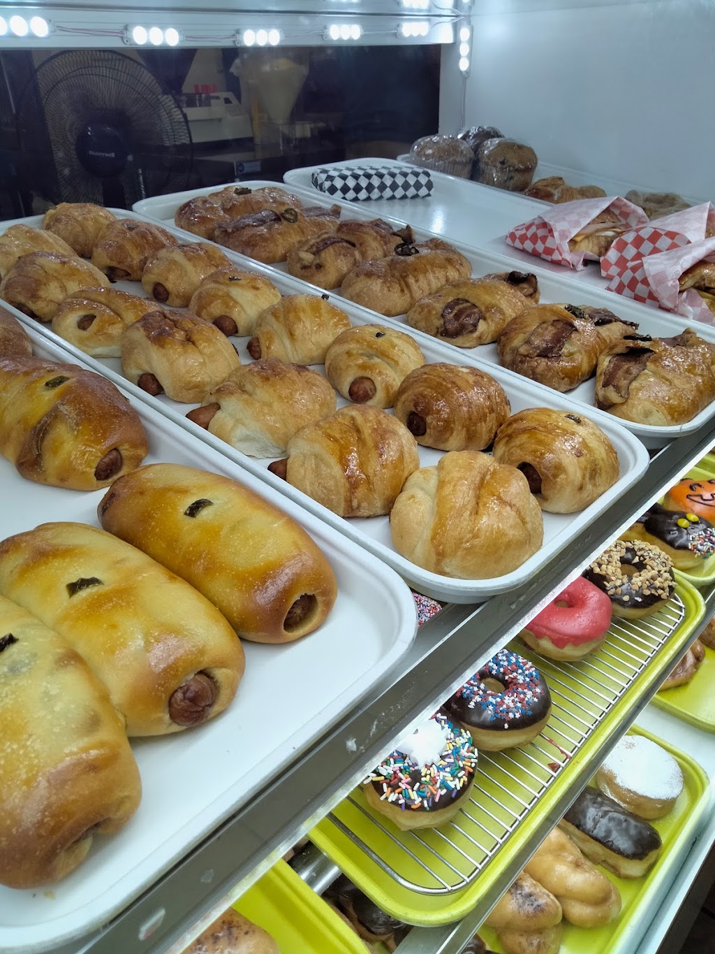 Amazing Donuts Bakery | 10355 Ferguson Rd #150, Dallas, TX 75228, USA | Phone: (214) 468-4240