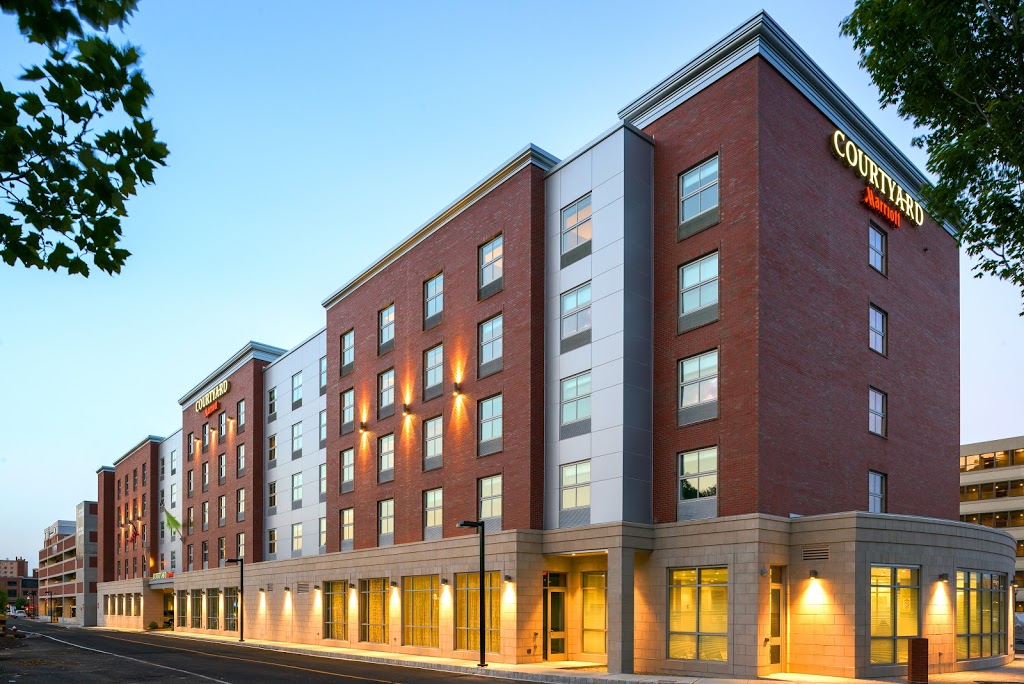 Courtyard by Marriott Edgewater NYC Area | 3 Pembroke Pl, Edgewater, NJ 07020, USA | Phone: (201) 945-5440