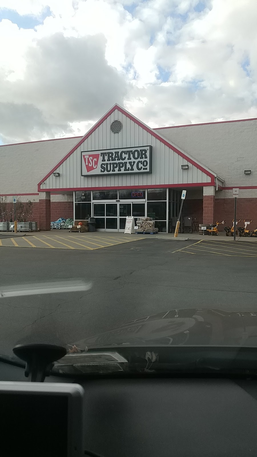 Tractor Supply Co. | 4484 Southwestern Blvd, Hamburg, NY 14075, USA | Phone: (716) 648-5140