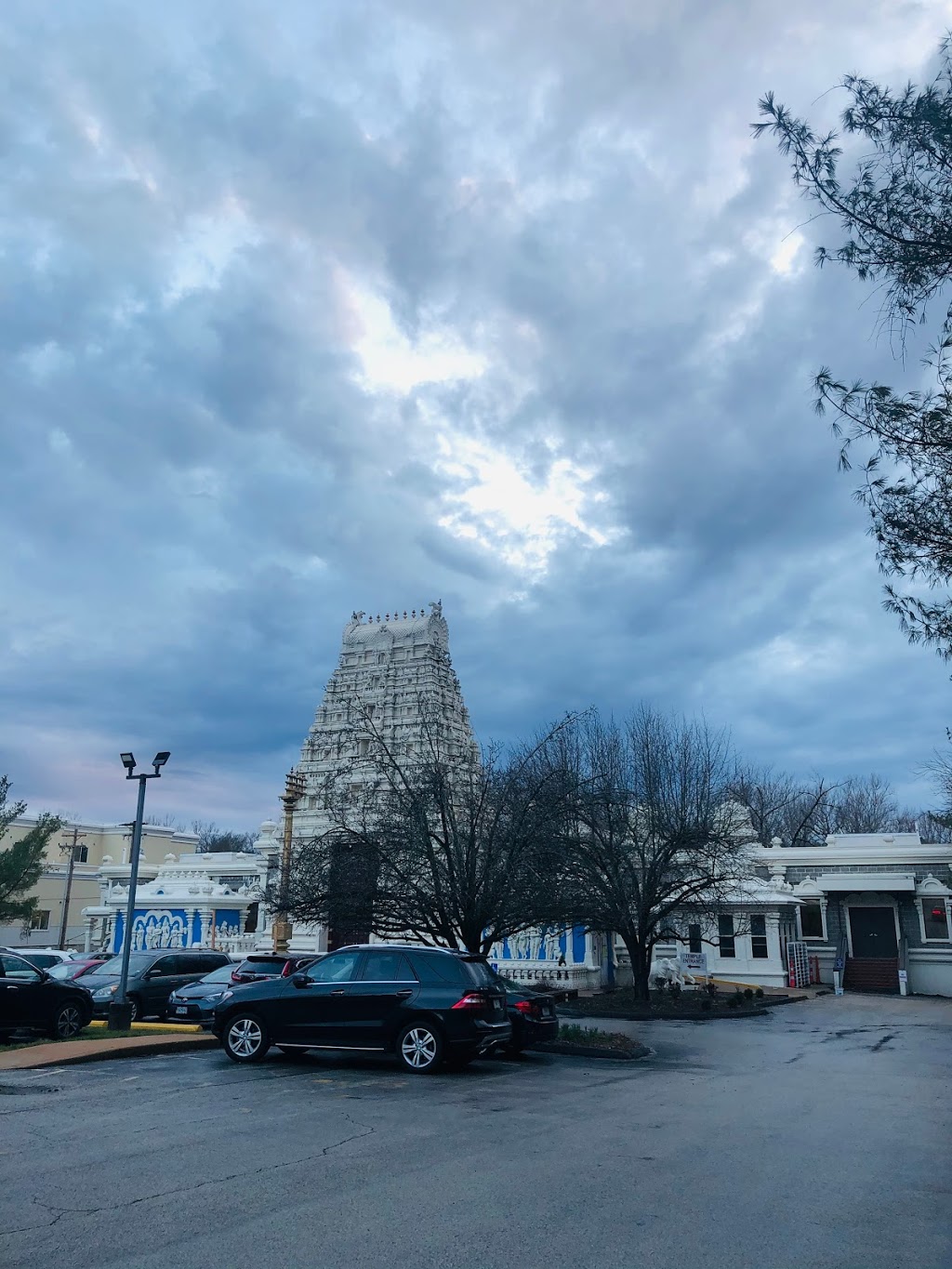 Hindu Temple of St. Louis | 725 Weidman Rd, Ballwin, MO 63011, USA | Phone: (636) 230-3300