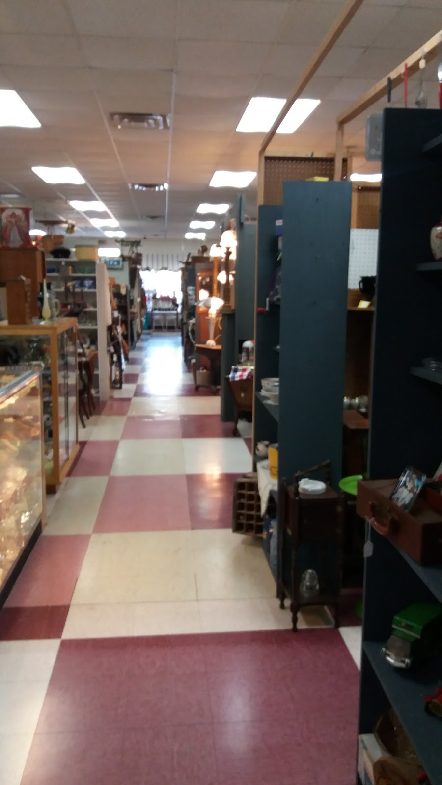 Waukesha Antique Mall | 1427 E Racine Ave, Waukesha, WI 53186, USA | Phone: (262) 524-0600