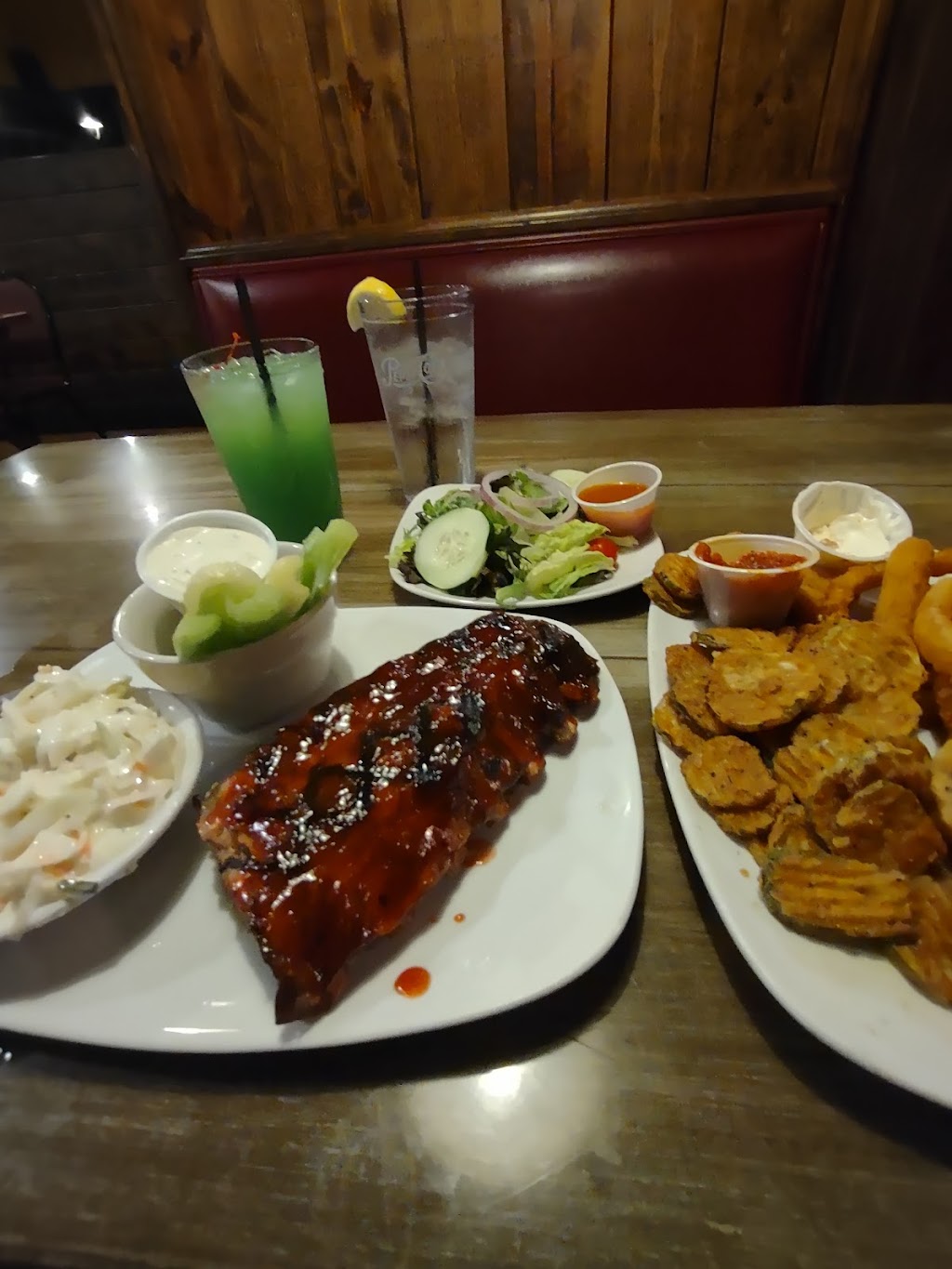 Luckies Barn & Grill | 3310 Navarre Ave, Oregon, OH 43616, USA | Phone: (419) 725-4747