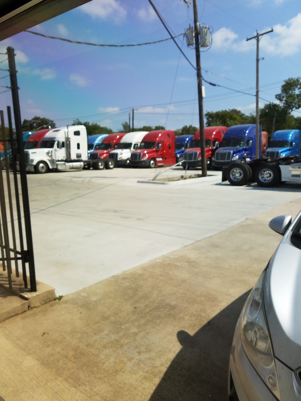 Lone Mountain Truck Leasing | 932 S Ayers Ave, Fort Worth, TX 76103, USA | Phone: (866) 512-5685