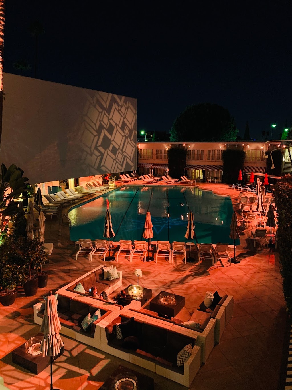 Beverly Hilton | Merv Griffin Way, Beverly Hills, CA 90212, USA | Phone: (310) 274-7777