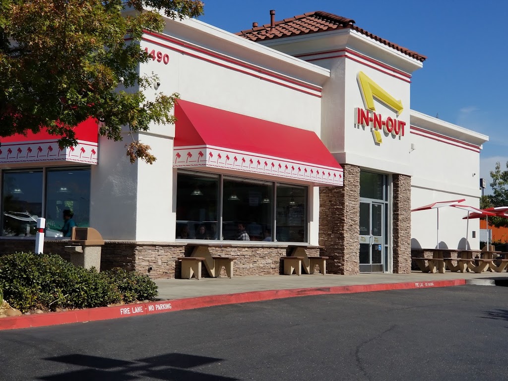 In-N-Out Burger | 1490 E Yosemite Ave, Manteca, CA 95336, USA | Phone: (800) 786-1000