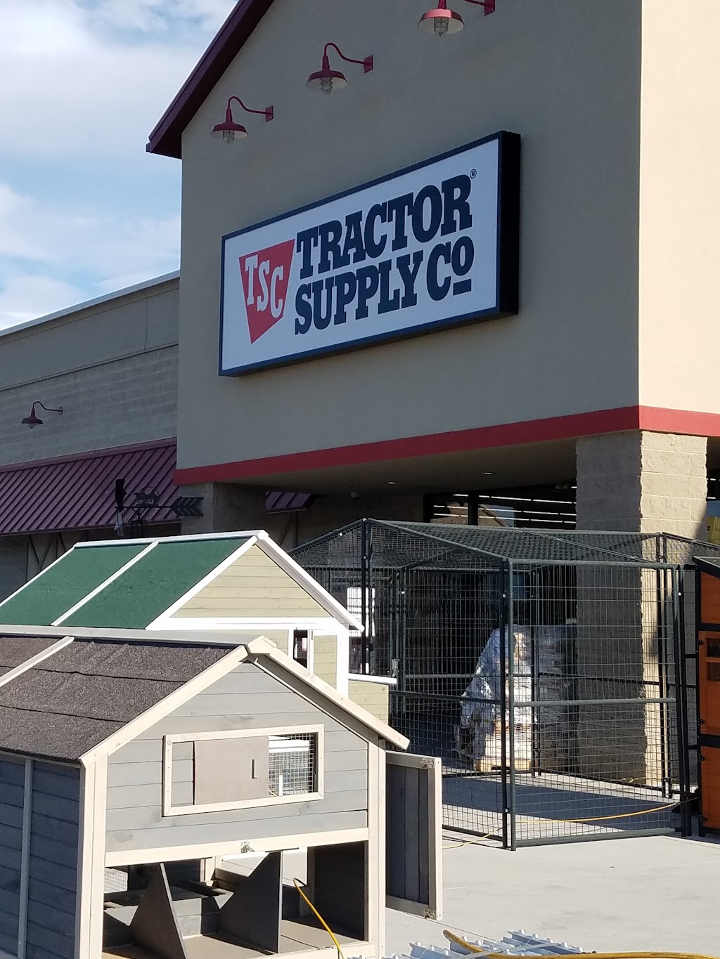 Tractor Supply Co. | 17130 E Shea Blvd, Fountain Hills, AZ 85268, USA | Phone: (480) 837-2060